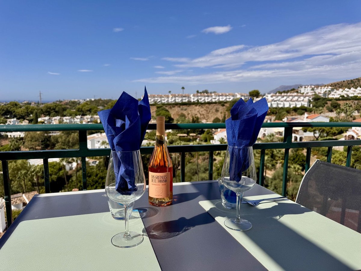 2 Bed Middle Floor Apartment in Calahonda