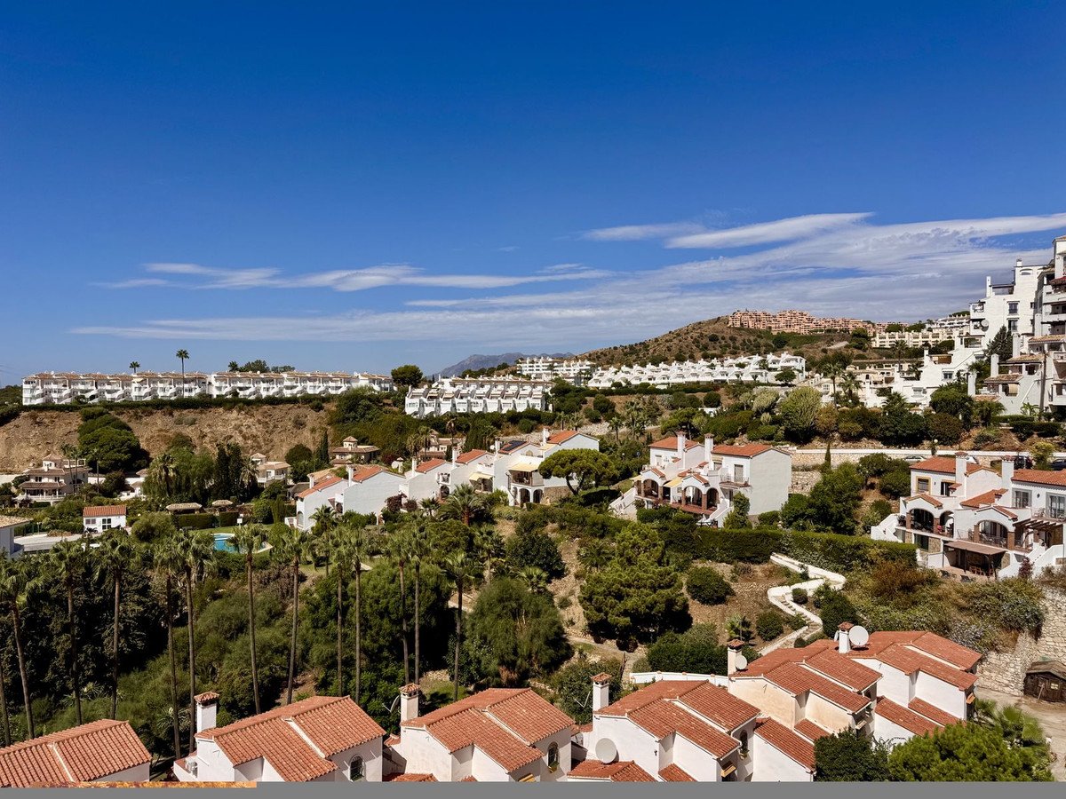 2 Bed Middle Floor Apartment in Calahonda