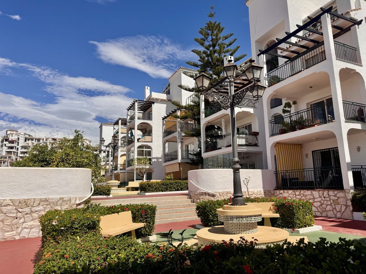 2 Bed Middle Floor Apartment in Calahonda