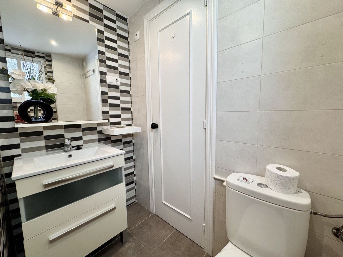 2 Bed Middle Floor Apartment in Calahonda
