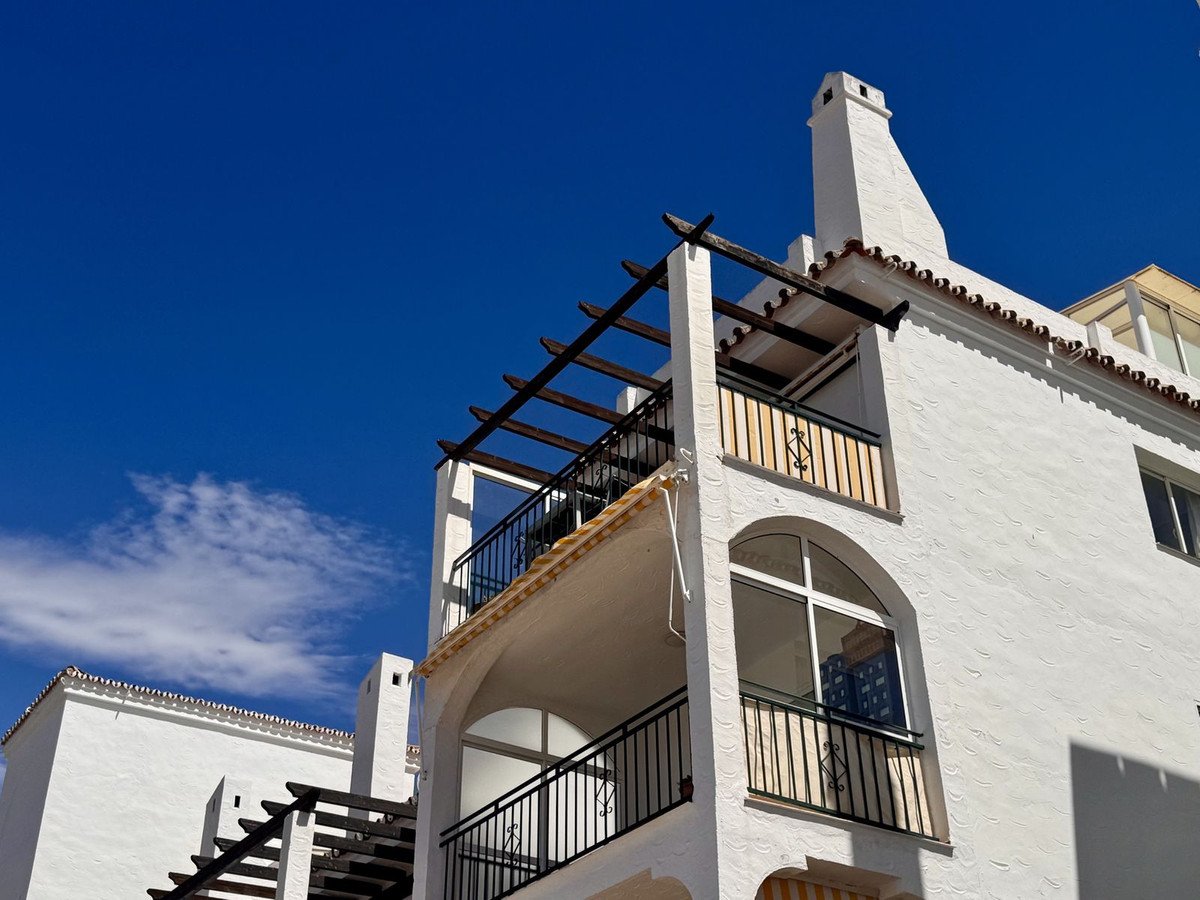 2 Bed Middle Floor Apartment in Calahonda
