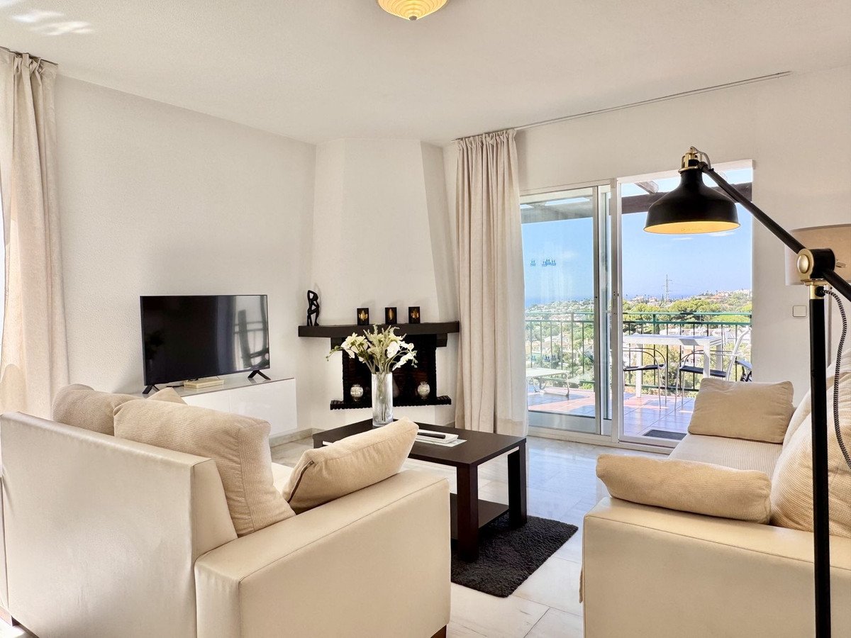 2 Bed Middle Floor Apartment in Calahonda