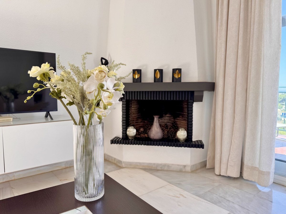 2 Bed Middle Floor Apartment in Calahonda