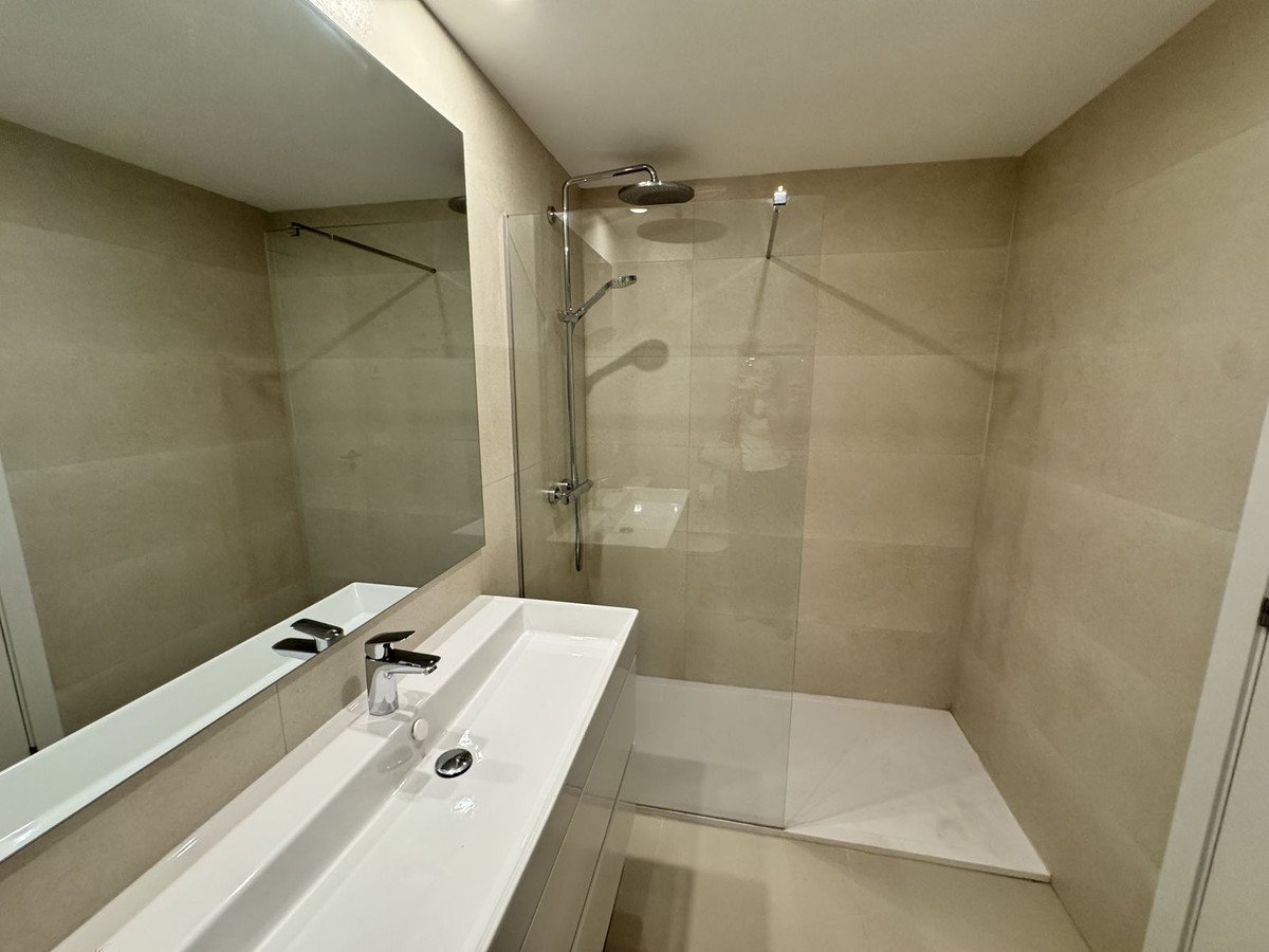 2 Bed Middle Floor Apartment in Estepona