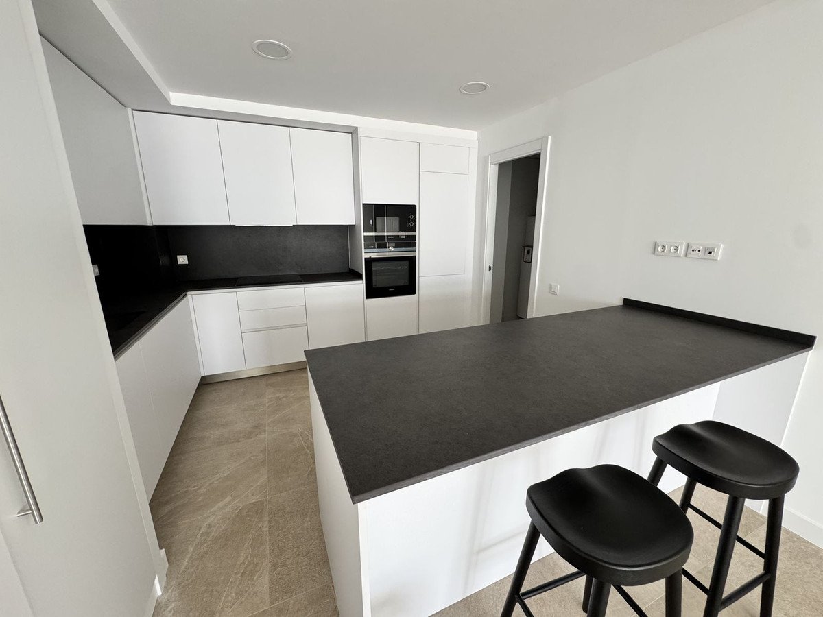 2 Bed Middle Floor Apartment in Estepona
