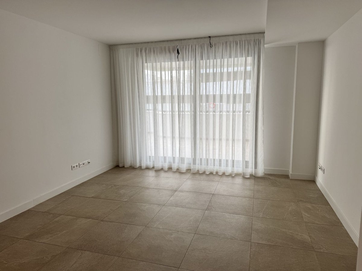 2 Bed Middle Floor Apartment in Estepona