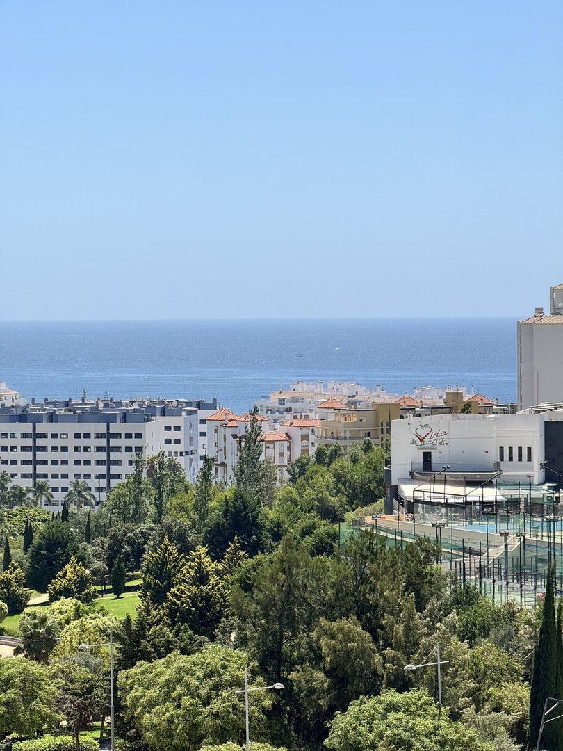 2 Bed Middle Floor Apartment in Estepona