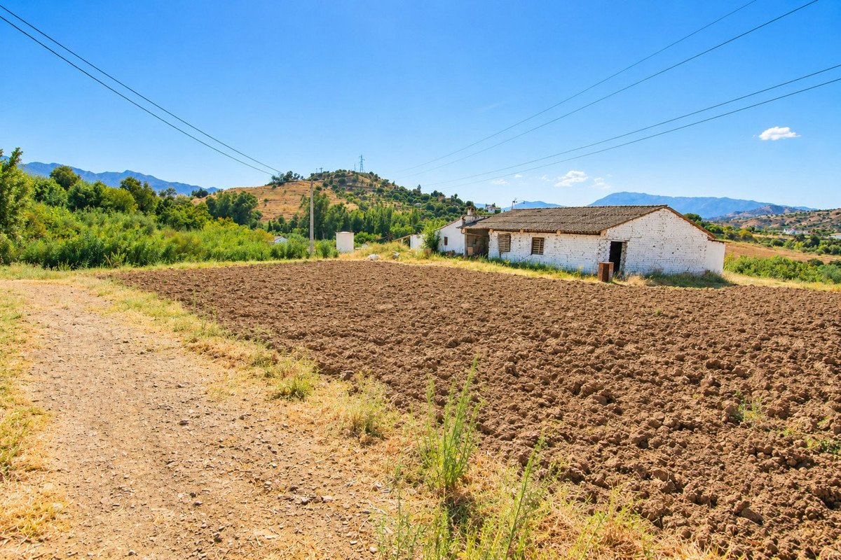 Land with Ruin in Coín