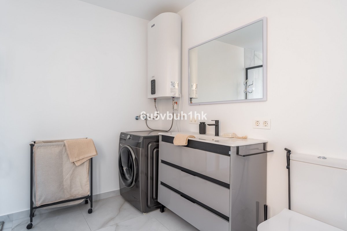2 Bed Middle Floor Apartment in Las Lagunas