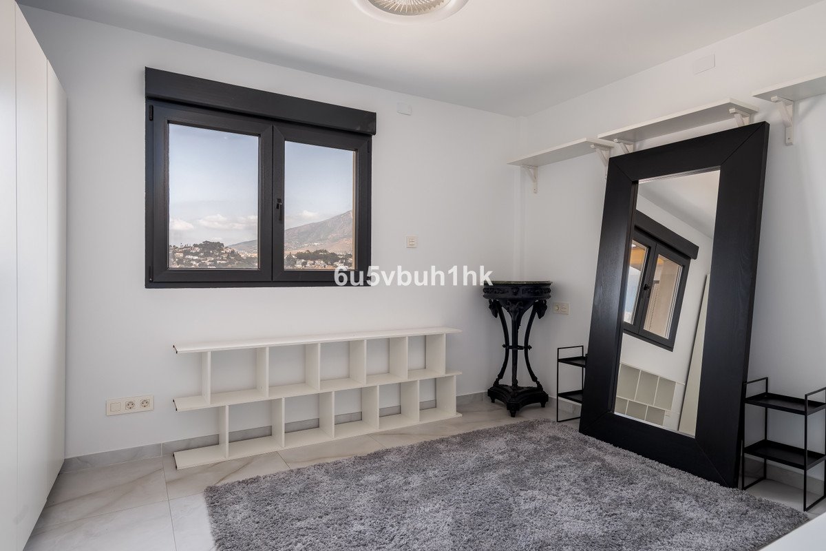 2 Bed Middle Floor Apartment in Las Lagunas
