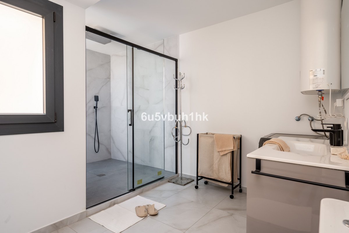 2 Bed Middle Floor Apartment in Las Lagunas