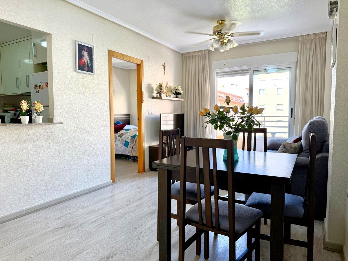2 Bed Middle Floor Apartment in Torrevieja