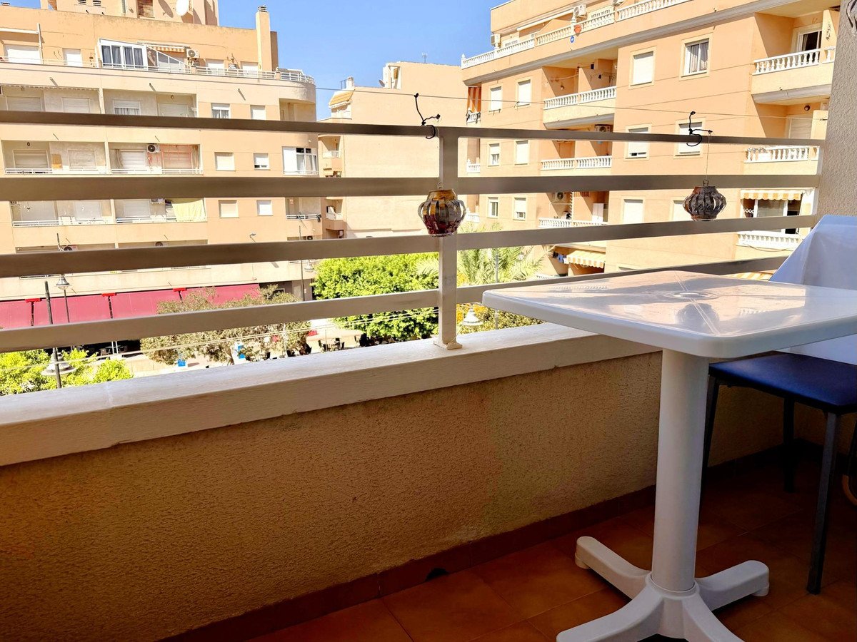2 Bed Middle Floor Apartment in Torrevieja