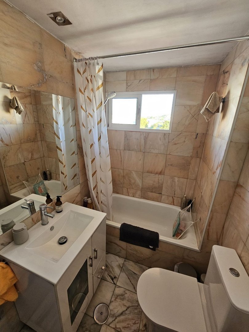 2 Bed Middle Floor Apartment in Las Lagunas