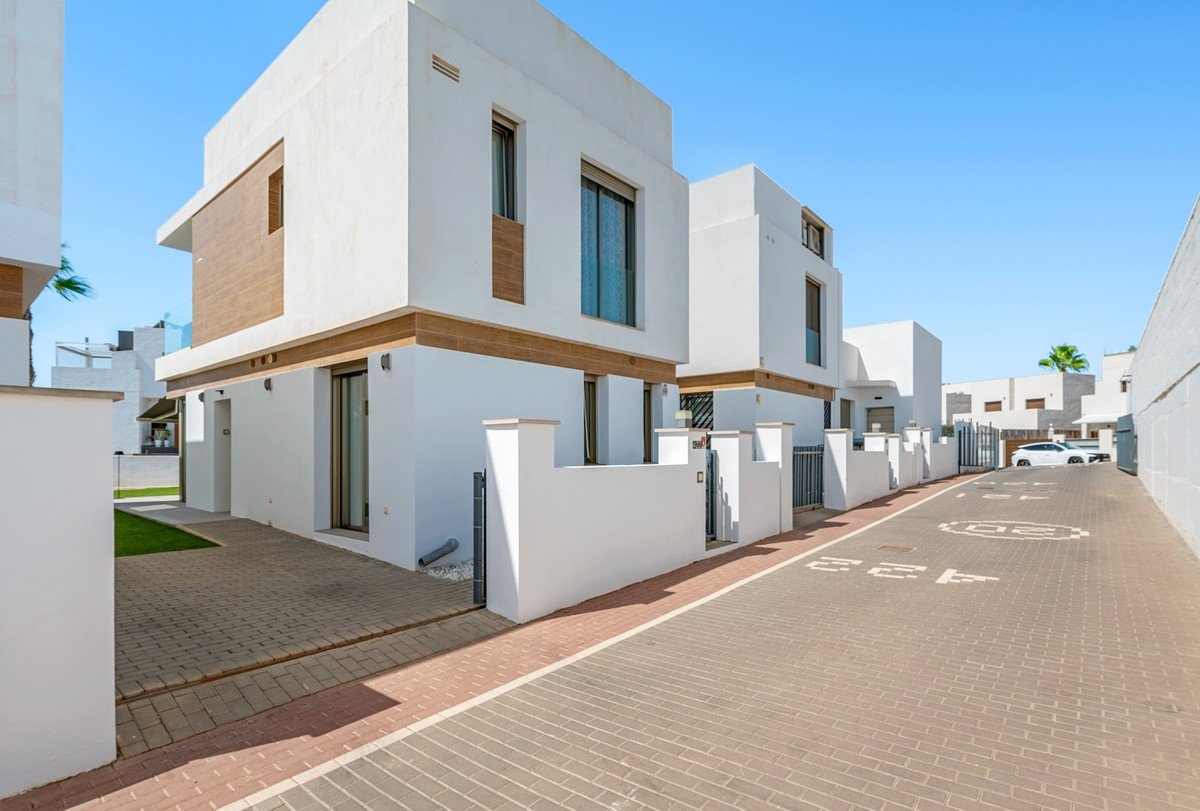 3 Bed Detached Villa in Villamartin