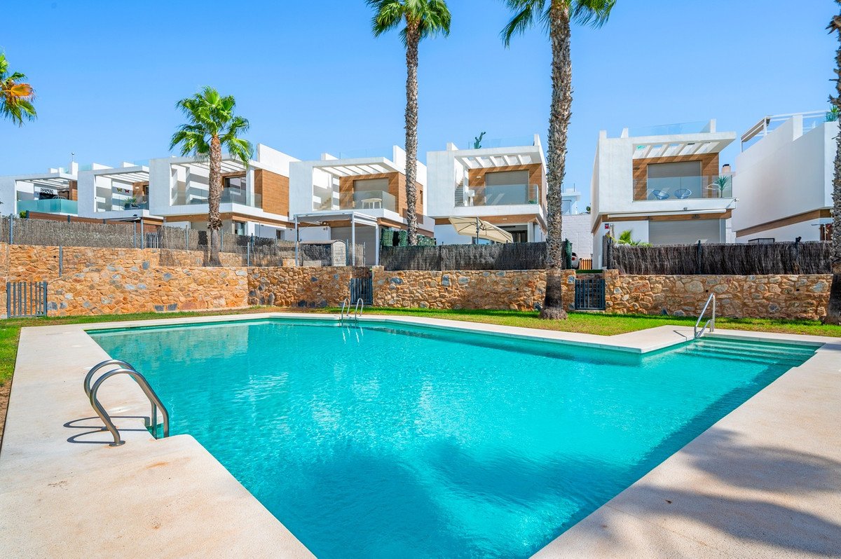 3 Bed Detached Villa in Villamartin