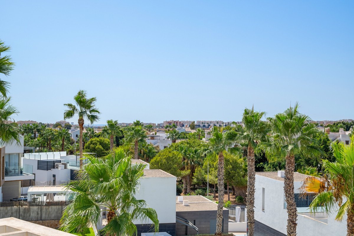 3 Bed Detached Villa in Villamartin