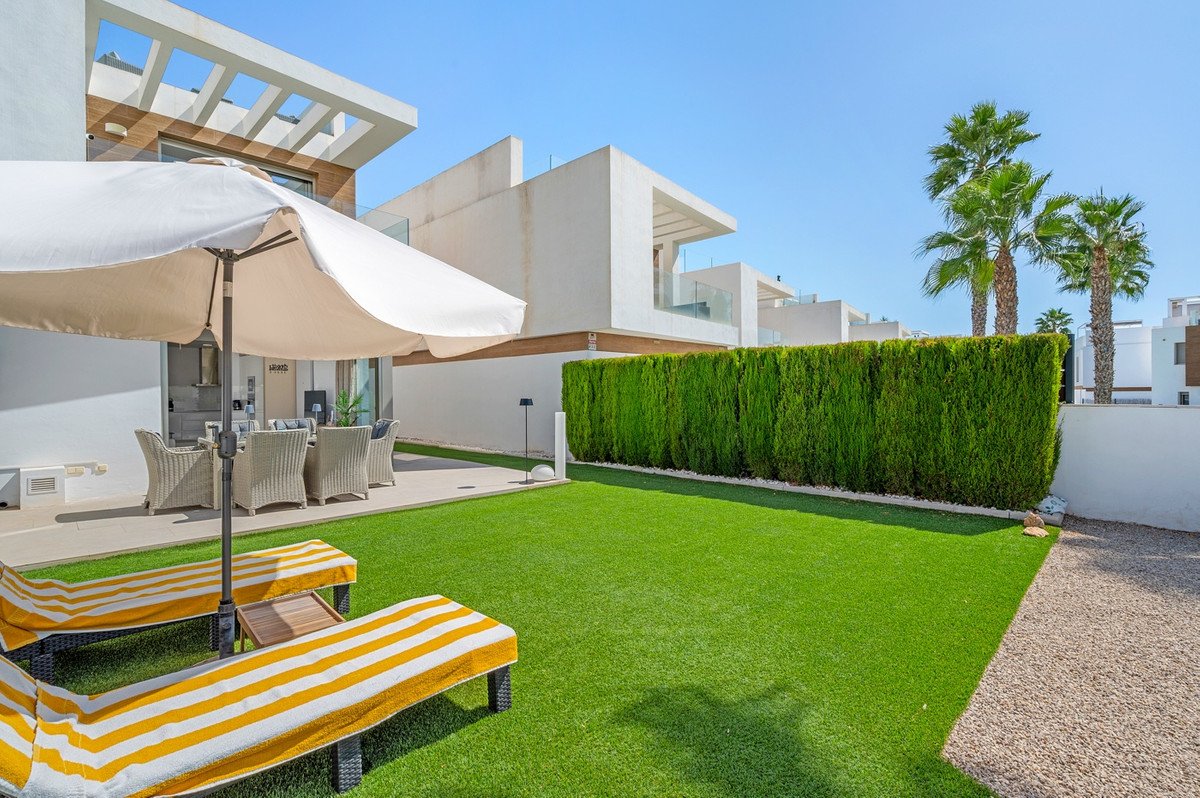 3 Bed Detached Villa in Villamartin