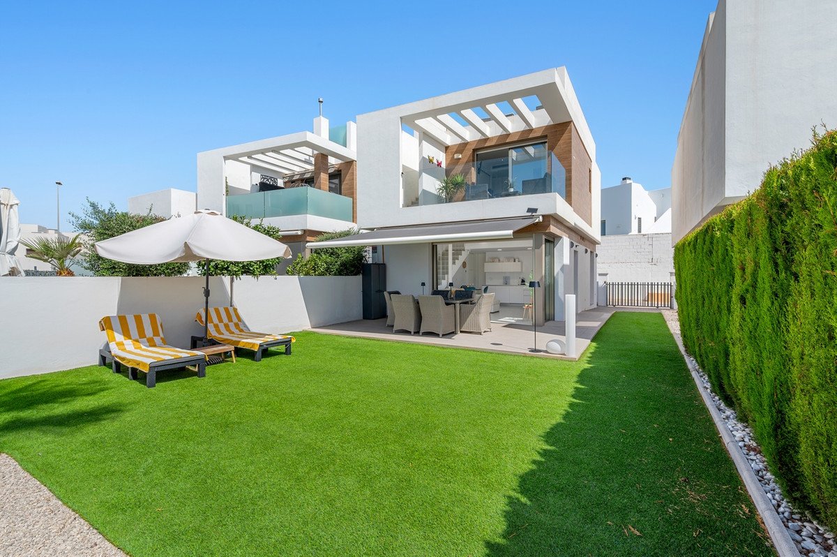 3 Bed Detached Villa in Villamartin
