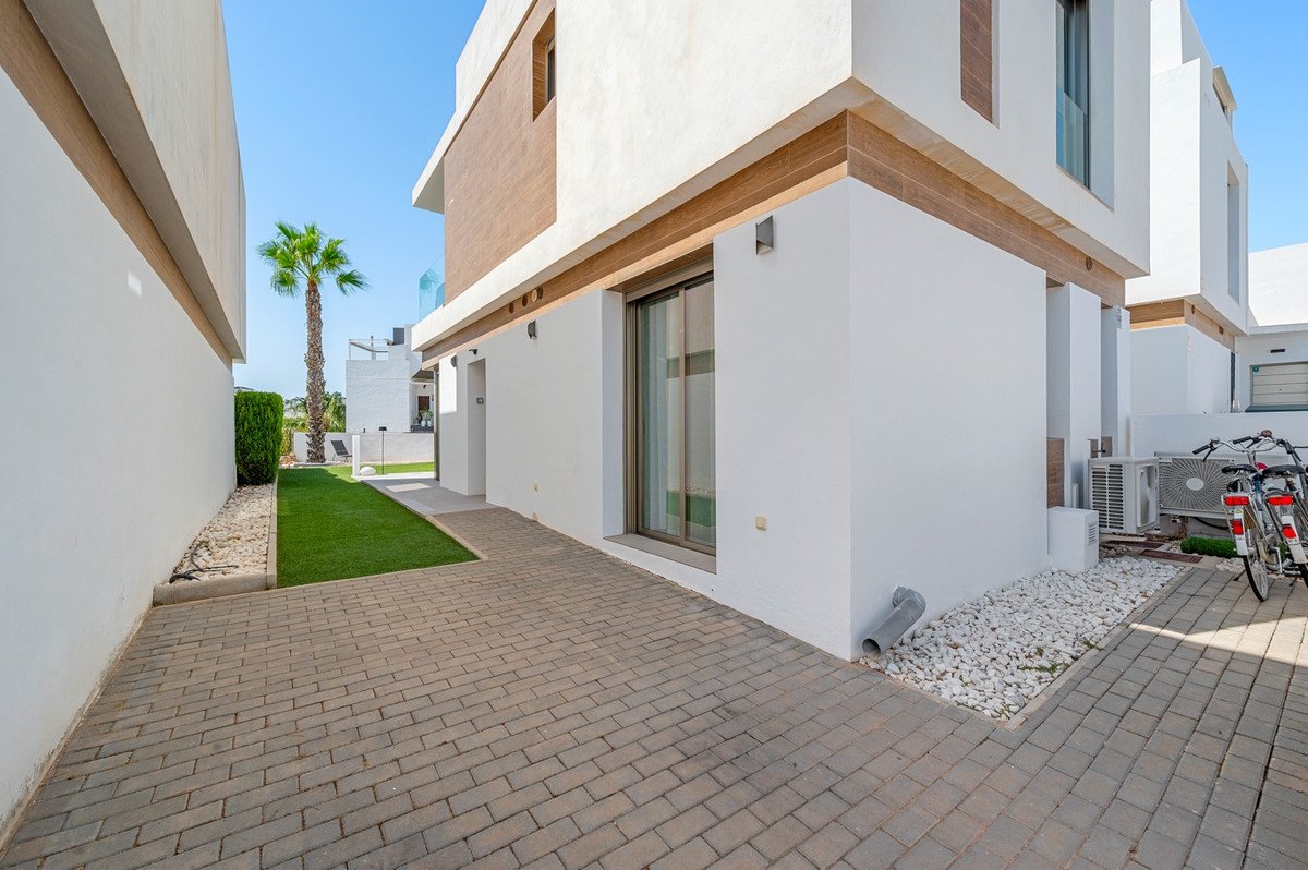3 Bed Detached Villa in Villamartin