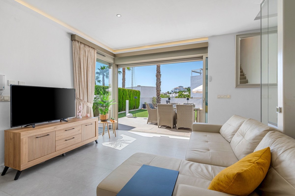 3 Bed Detached Villa in Villamartin