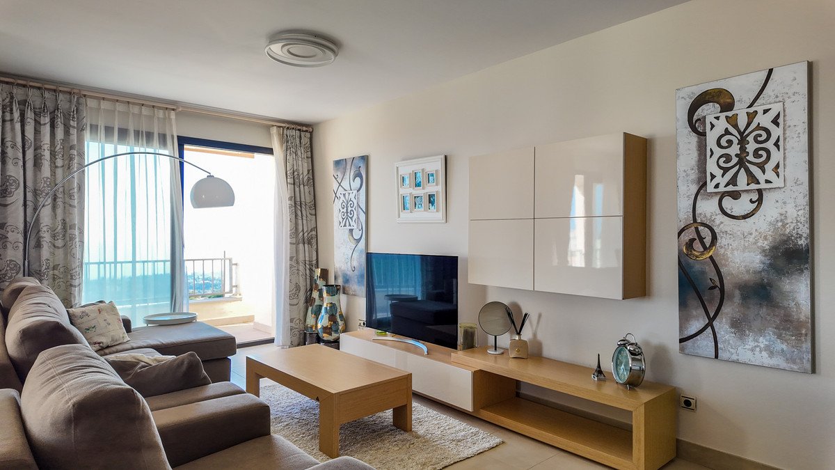 3 Bed Middle Floor Apartment in Altos de los Monteros