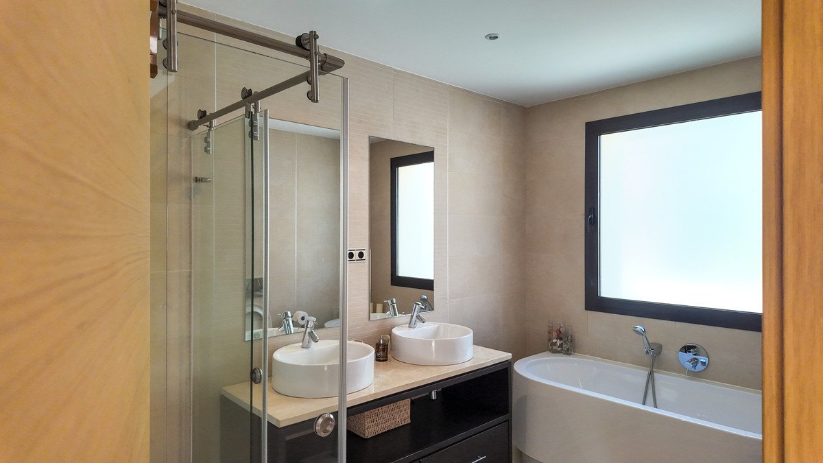 3 Bed Middle Floor Apartment in Altos de los Monteros
