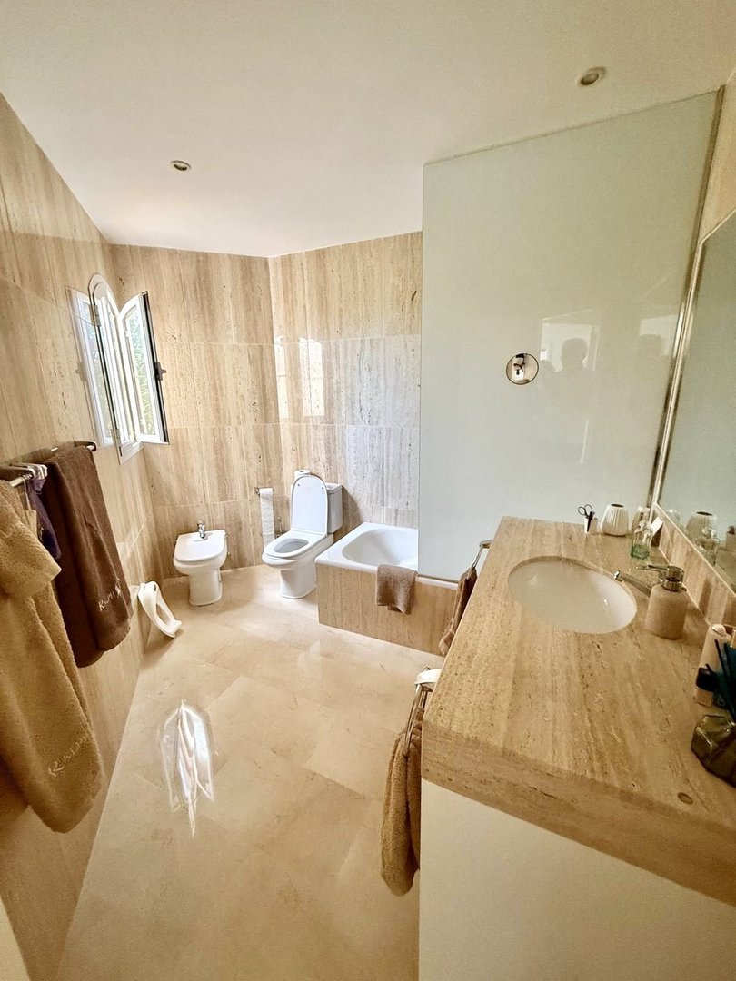 3 Bed Middle Floor Apartment in Elviria