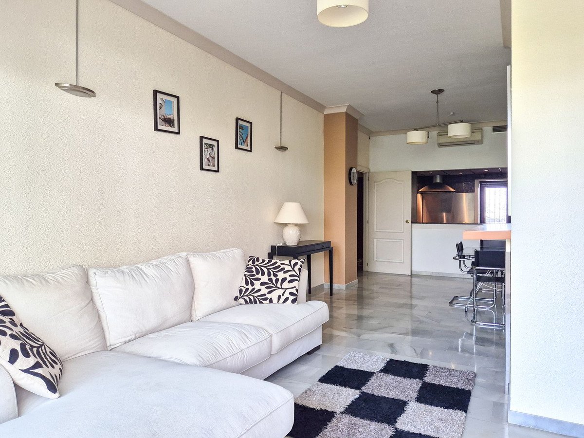 2 Bed Middle Floor Apartment in Nueva Andalucía