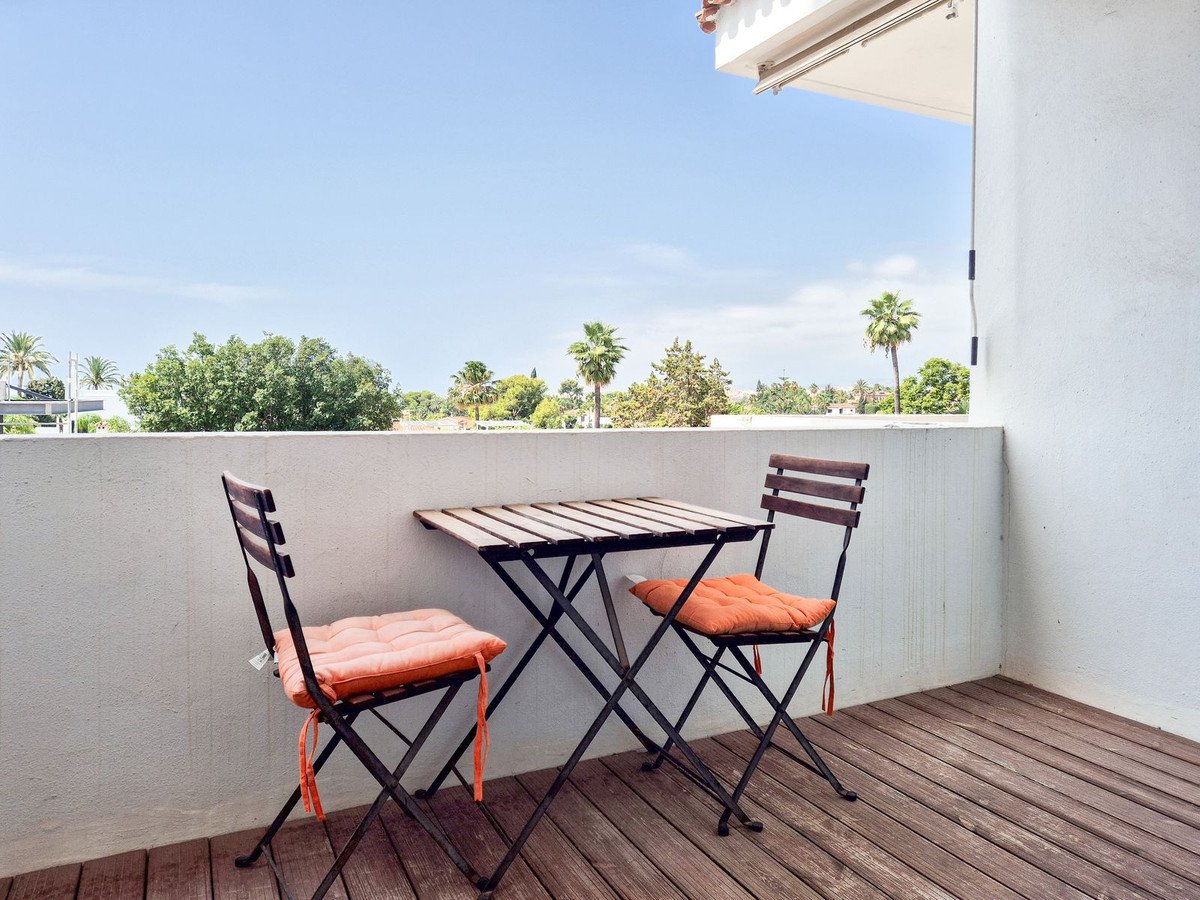 2 Bed Middle Floor Apartment in Nueva Andalucía