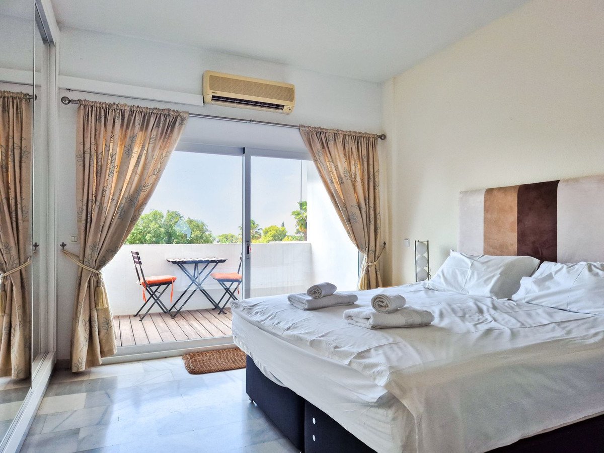 2 Bed Middle Floor Apartment in Nueva Andalucía