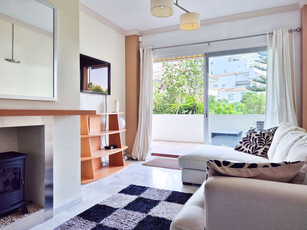 2 Bed Middle Floor Apartment in Nueva Andalucía