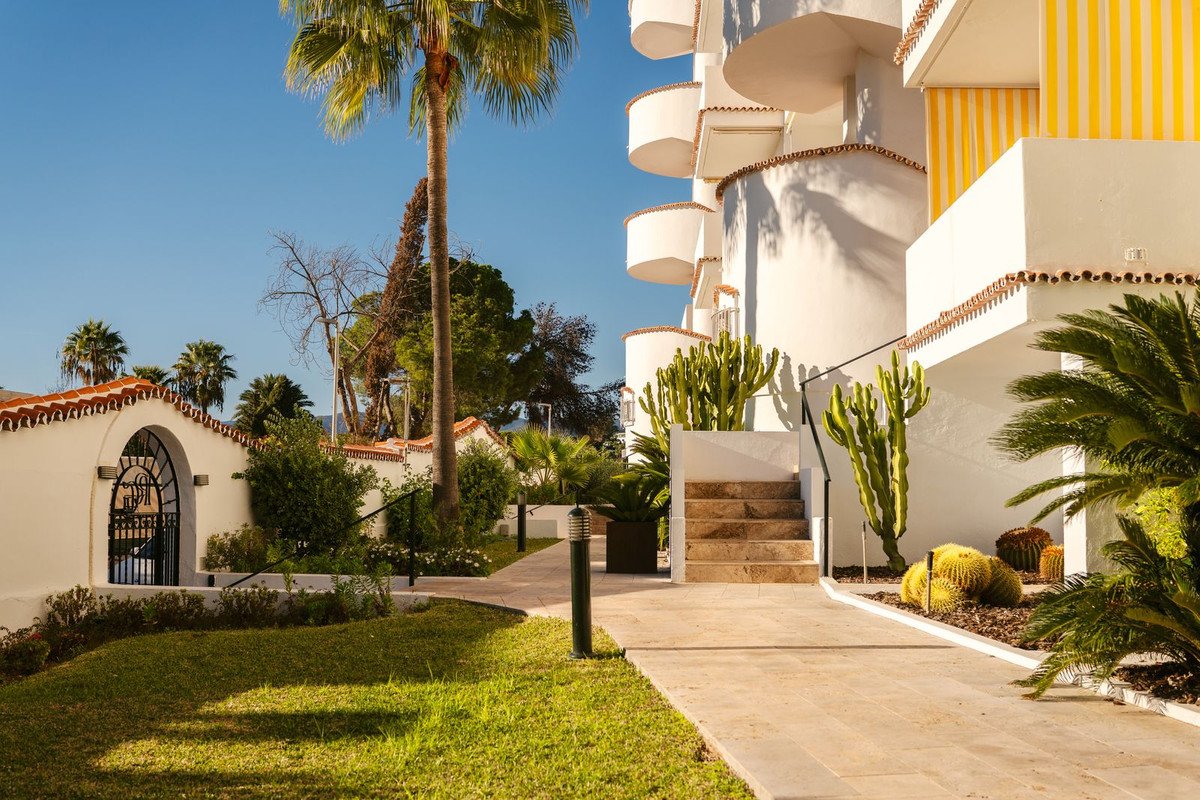 2 Bed Middle Floor Apartment in Nueva Andalucía