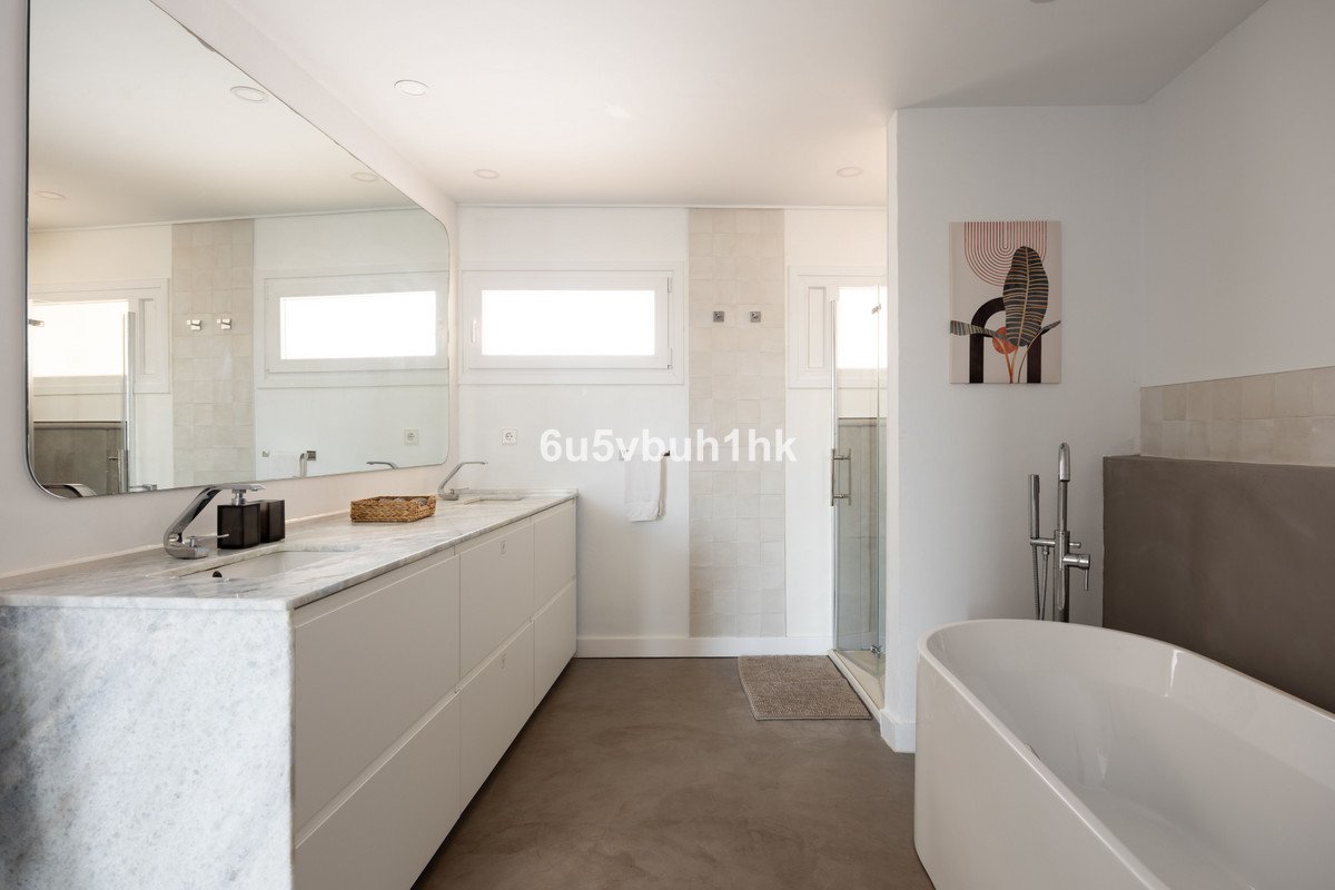 2 Bed Middle Floor Apartment in Benalmadena Costa