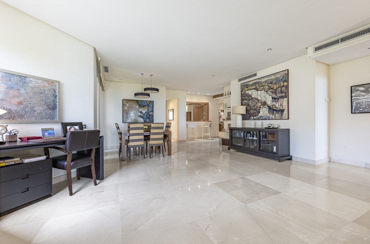 2 Bed Middle Floor Apartment in The Golden Mile