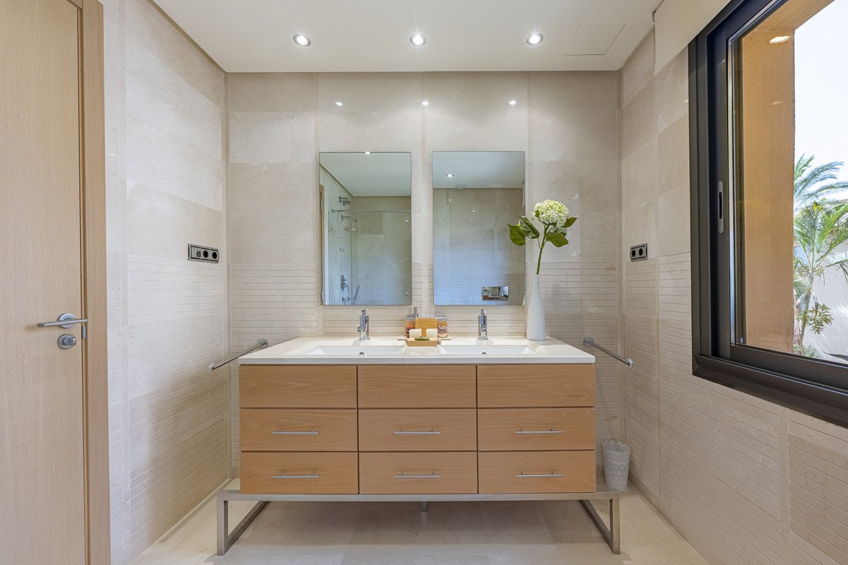 2 Bed Middle Floor Apartment in The Golden Mile