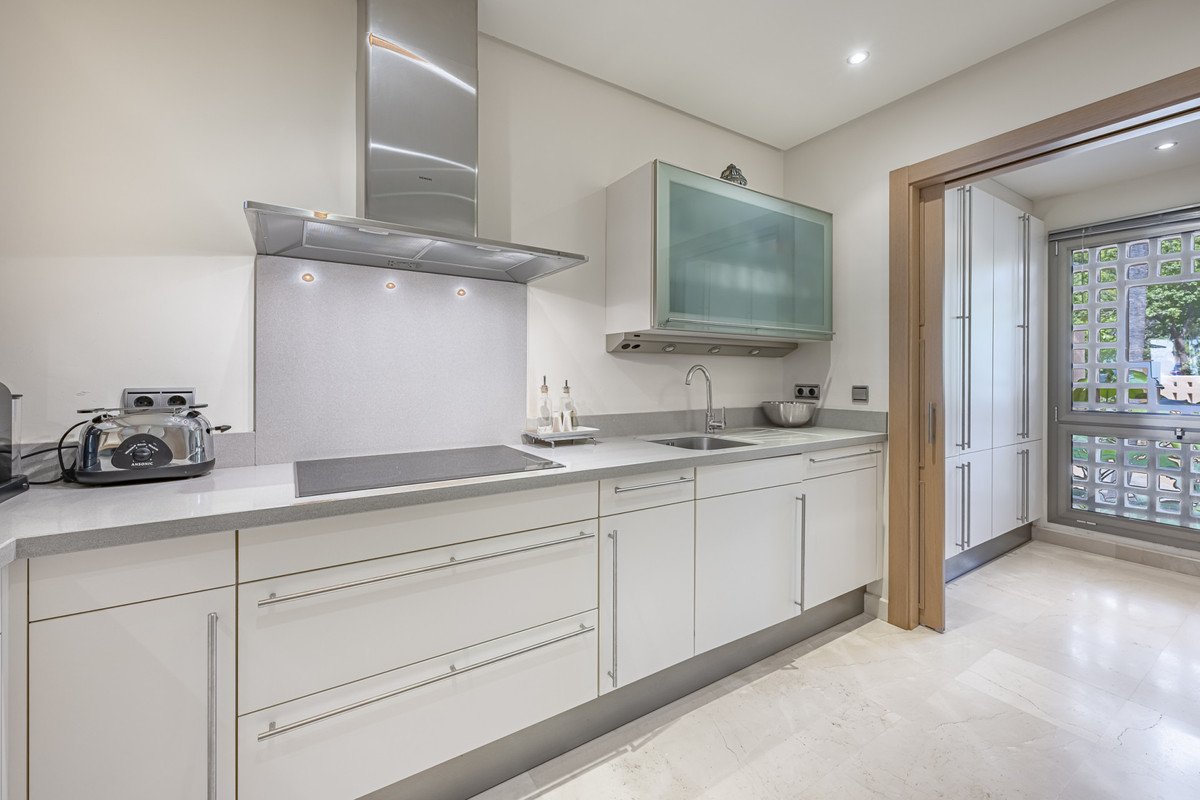 2 Bed Middle Floor Apartment in The Golden Mile