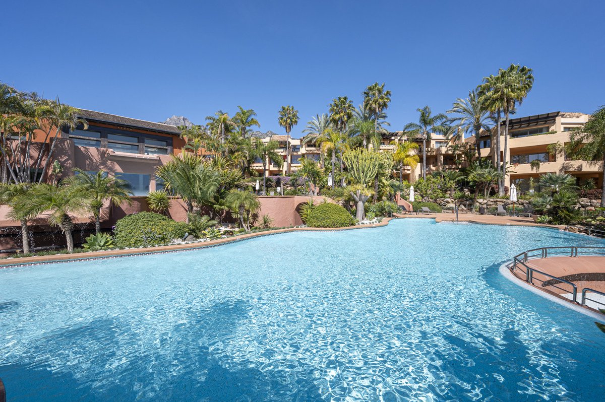 2 Bed Middle Floor Apartment in The Golden Mile