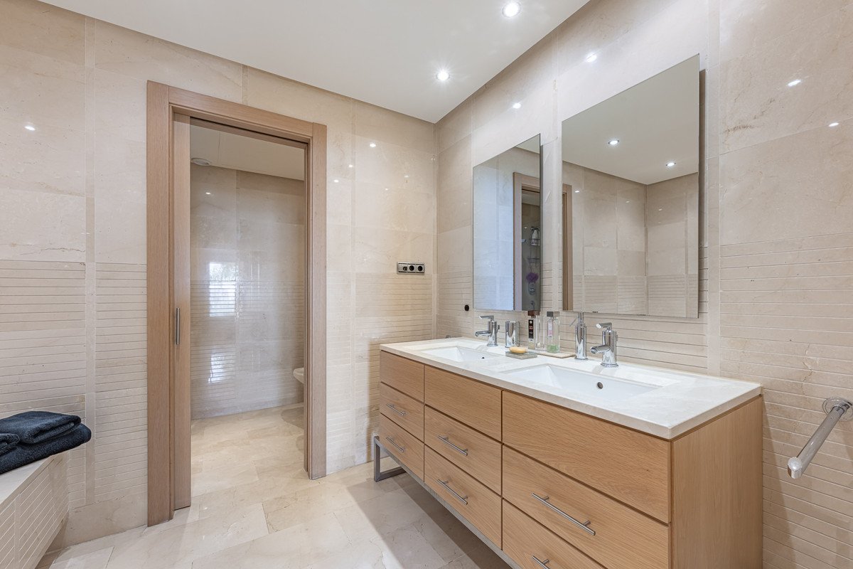 2 Bed Middle Floor Apartment in The Golden Mile