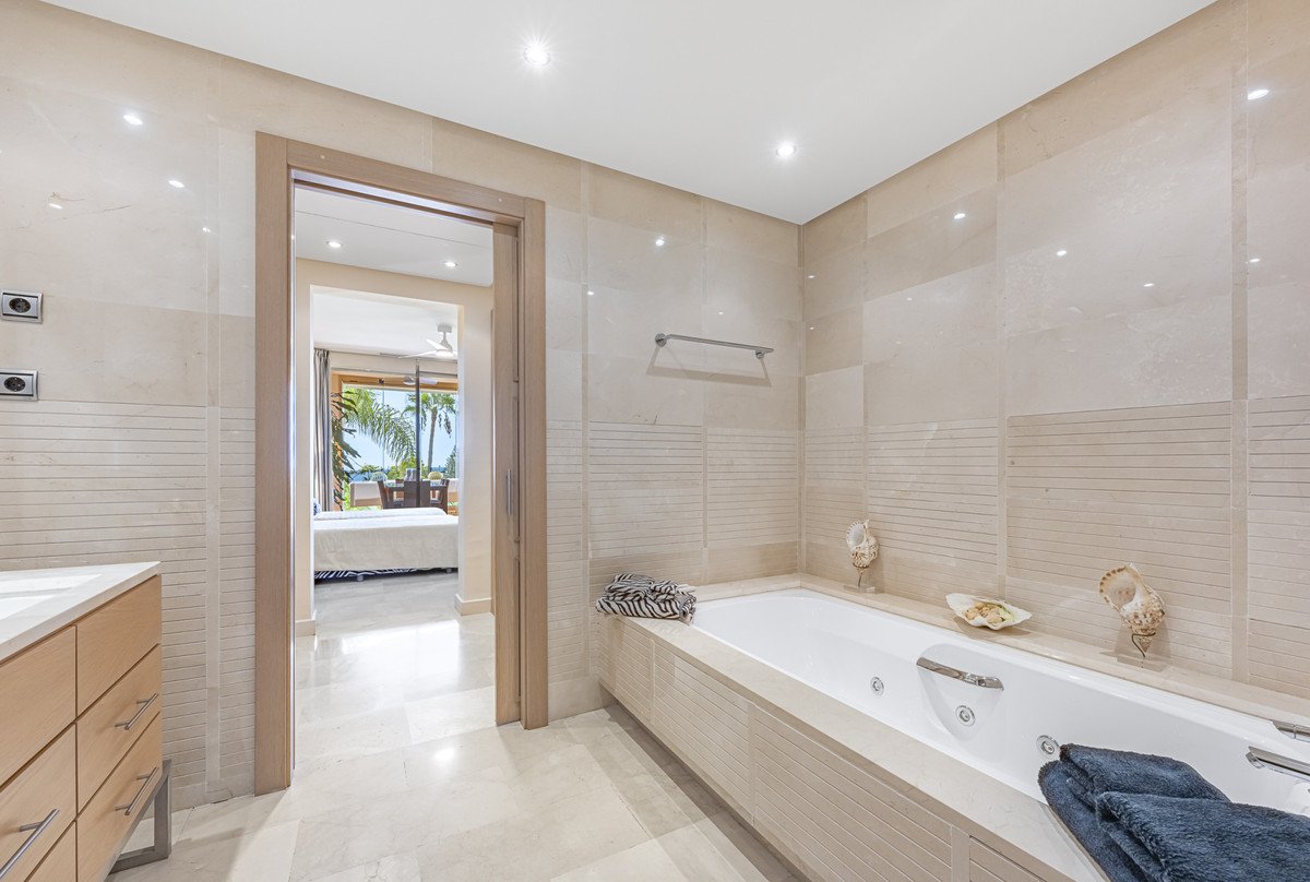 2 Bed Middle Floor Apartment in The Golden Mile