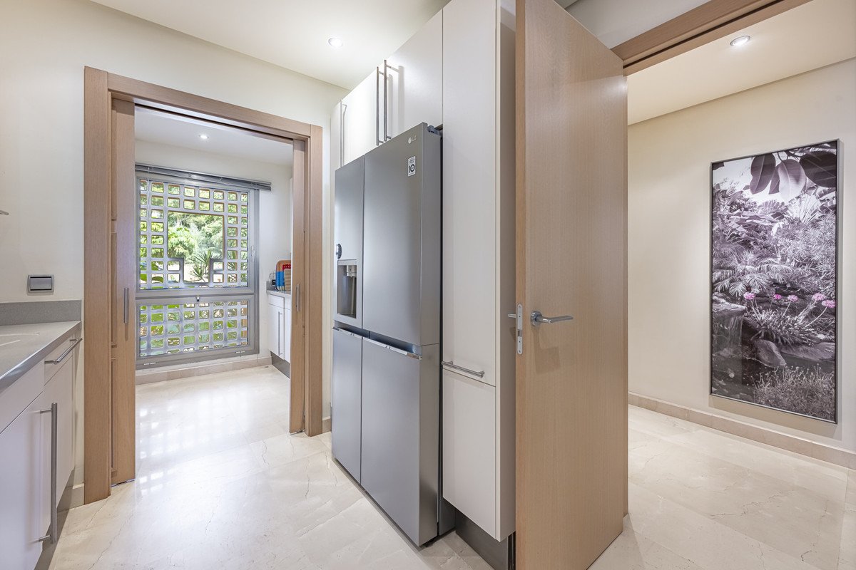 2 Bed Middle Floor Apartment in The Golden Mile