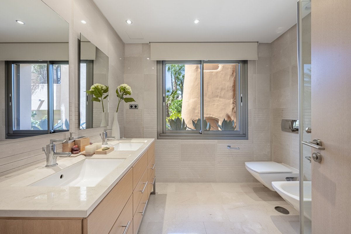 2 Bed Middle Floor Apartment in The Golden Mile