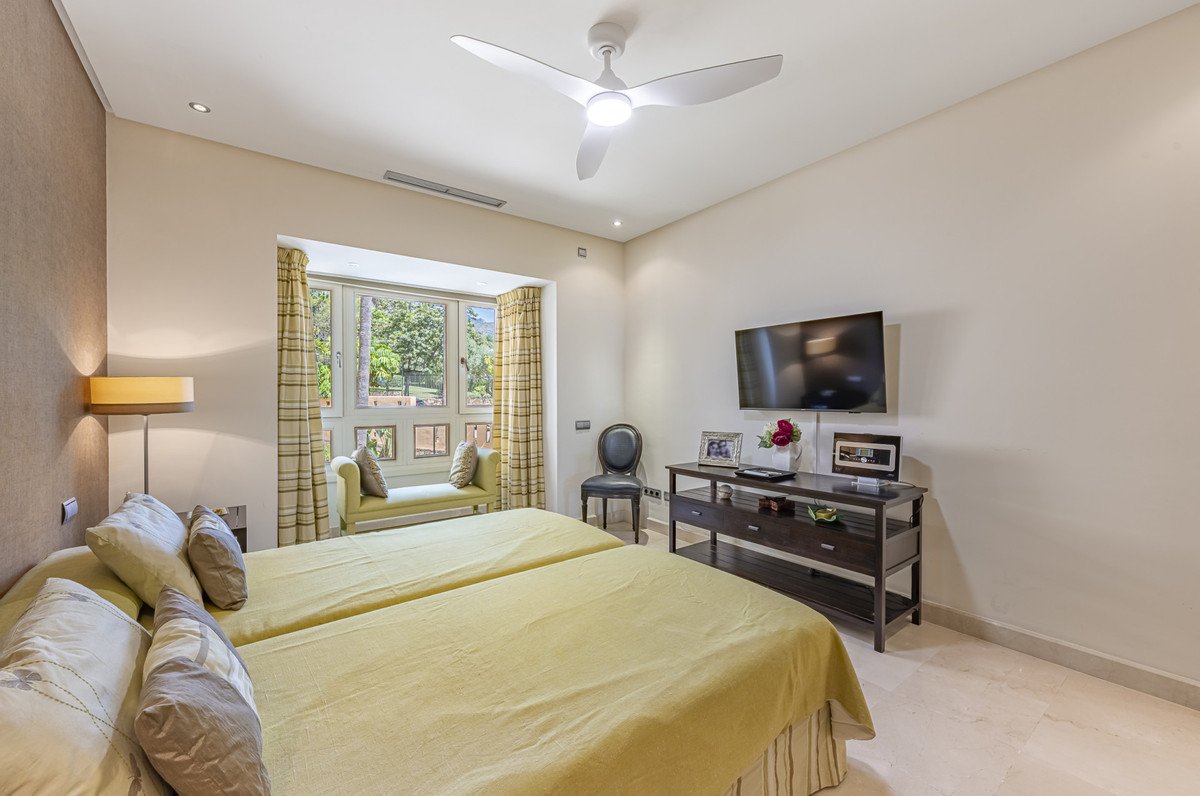 2 Bed Middle Floor Apartment in The Golden Mile
