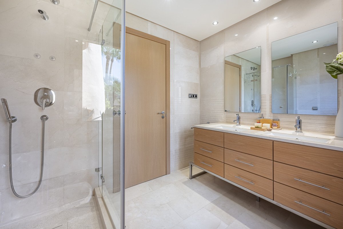 2 Bed Middle Floor Apartment in The Golden Mile