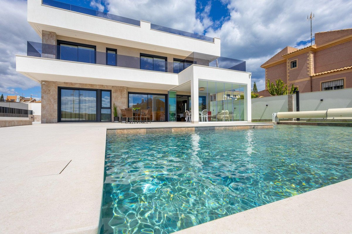 4 Bed Detached Villa in Torrevieja