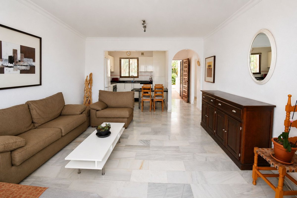 2 Bed Middle Floor Apartment in El Chaparral