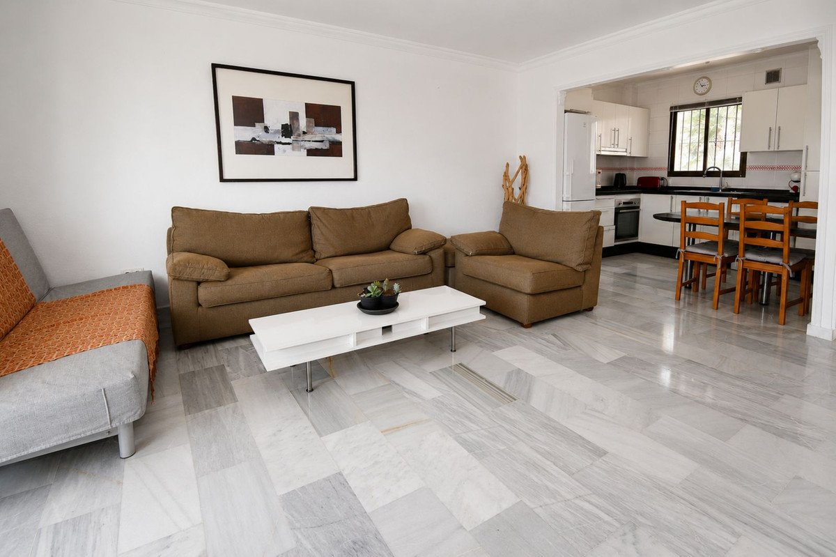2 Bed Middle Floor Apartment in El Chaparral