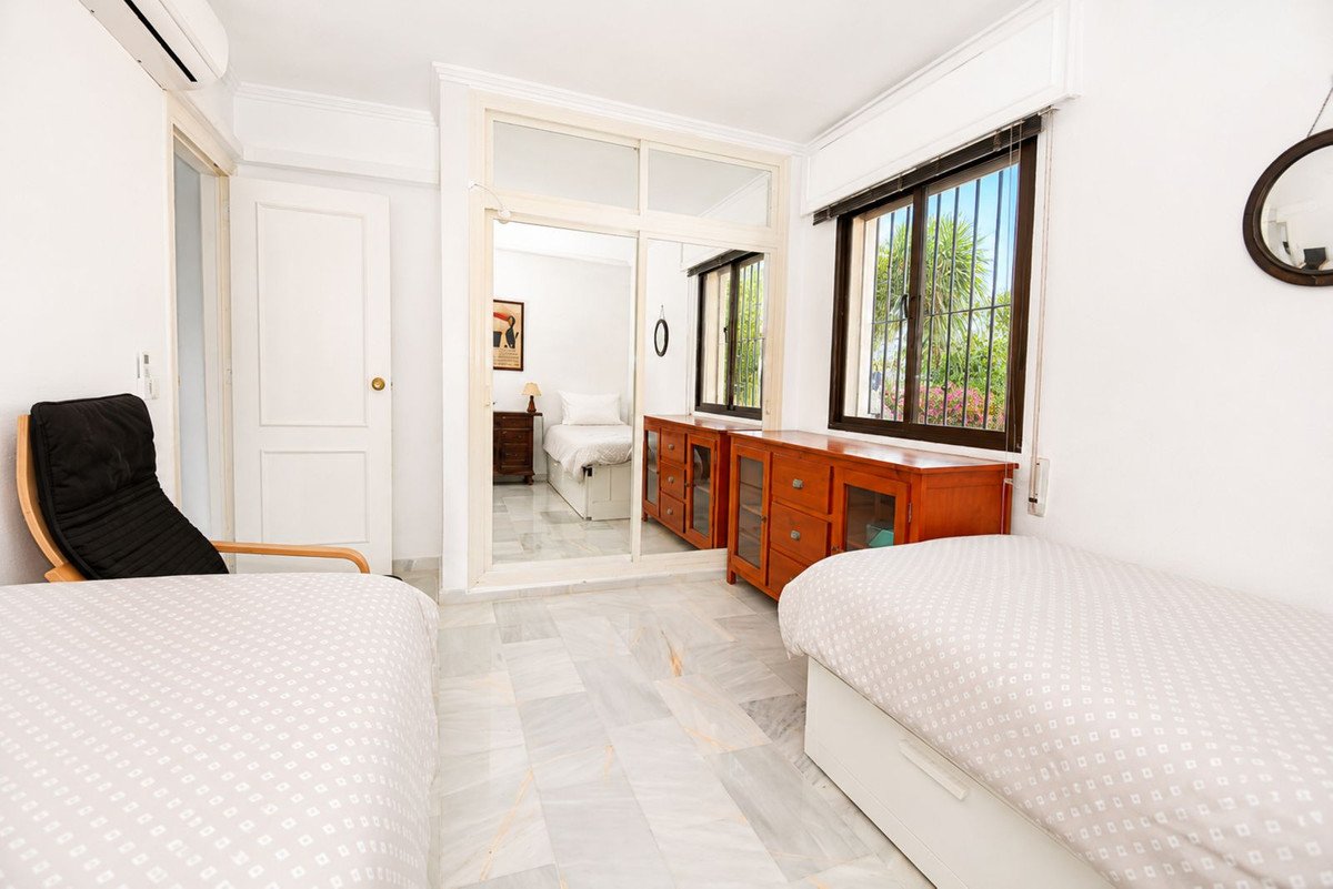 2 Bed Middle Floor Apartment in El Chaparral