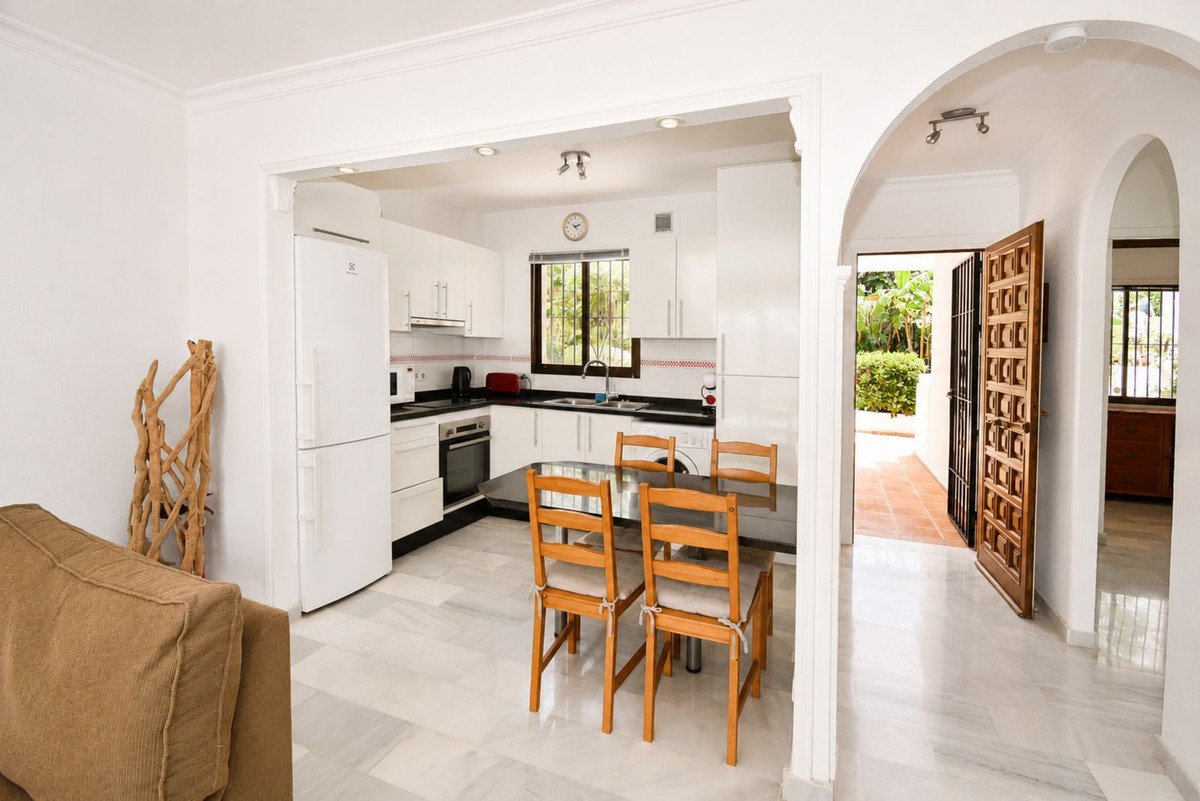 2 Bed Middle Floor Apartment in El Chaparral