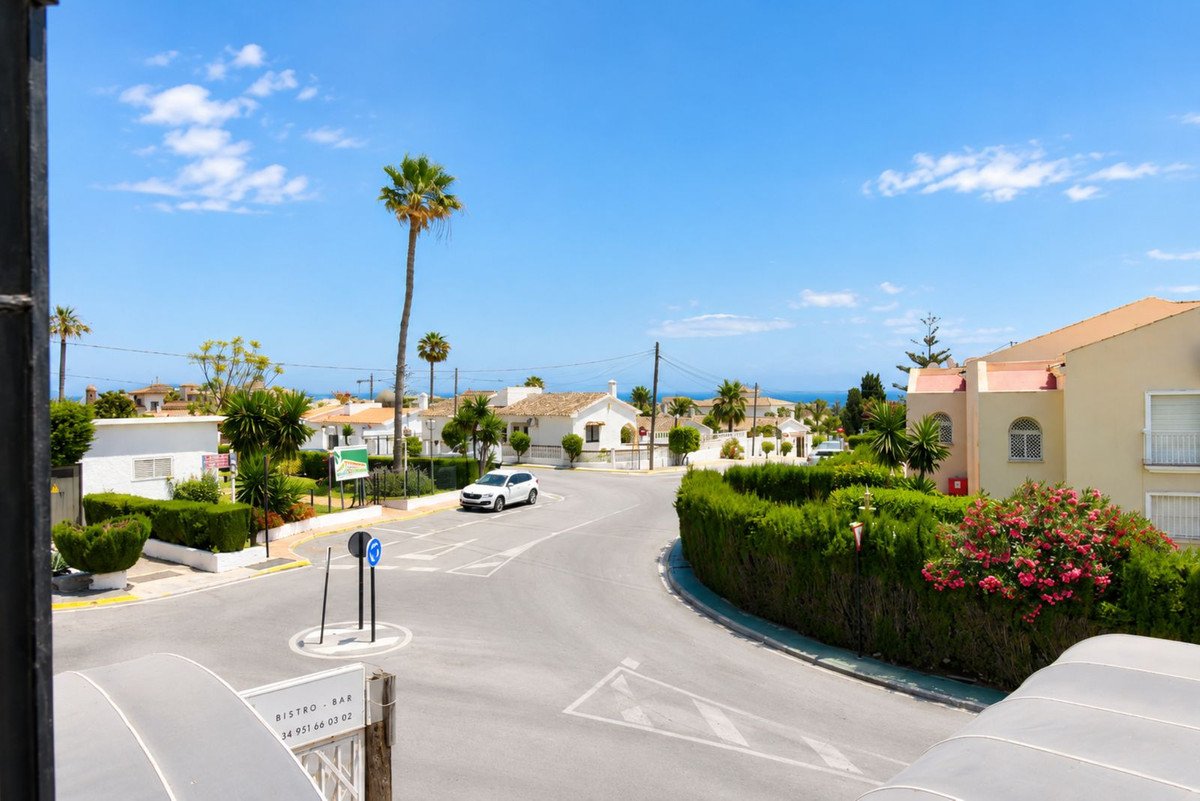 2 Bed Middle Floor Apartment in El Chaparral
